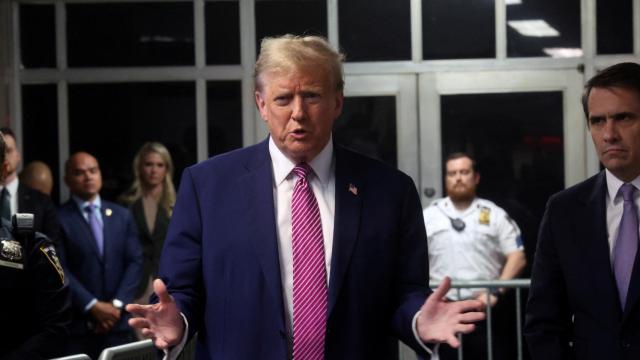 El expresidente de Estados Unidos, Donald Trump, habla con los medios sale de una sesión del juicio.