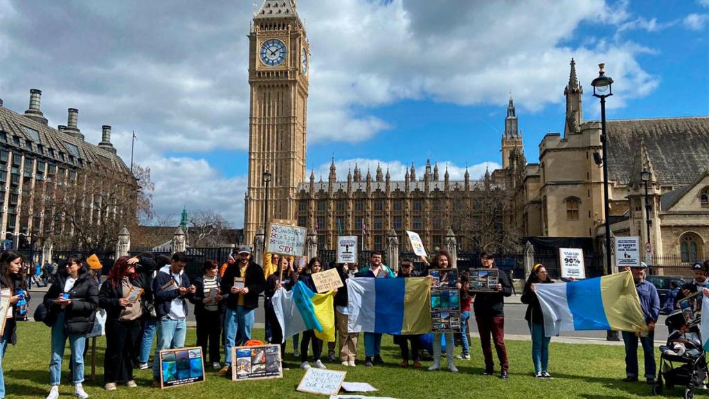 Ciudadanos canarios manifestándose en Londres.
