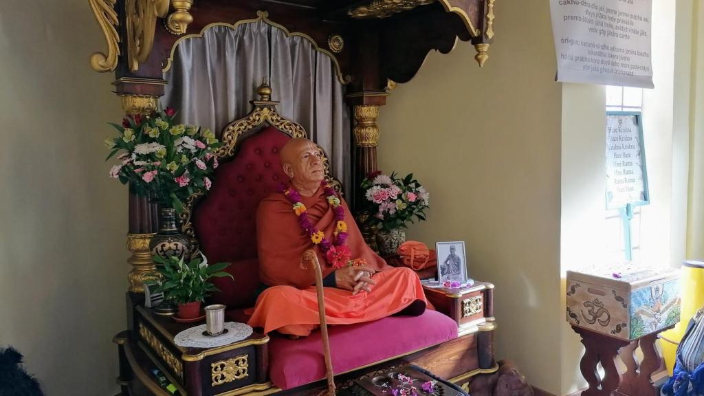 Figura del gurú de los Hare Krishna, Bhaktivedanta Swami Prabhupada, situada en el templo de Churriana, Málaga