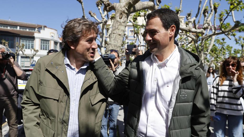 Eneko Andueza e Imanol Pradales, en el mercado de Portugalete durante la jornada de reflexión