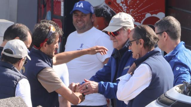 El rey Juan Carlos en el puerto deportivo de Sanxenxo.