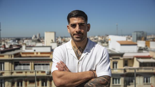 Ilia Topuria posa para la cámara de EL ESPAÑOL