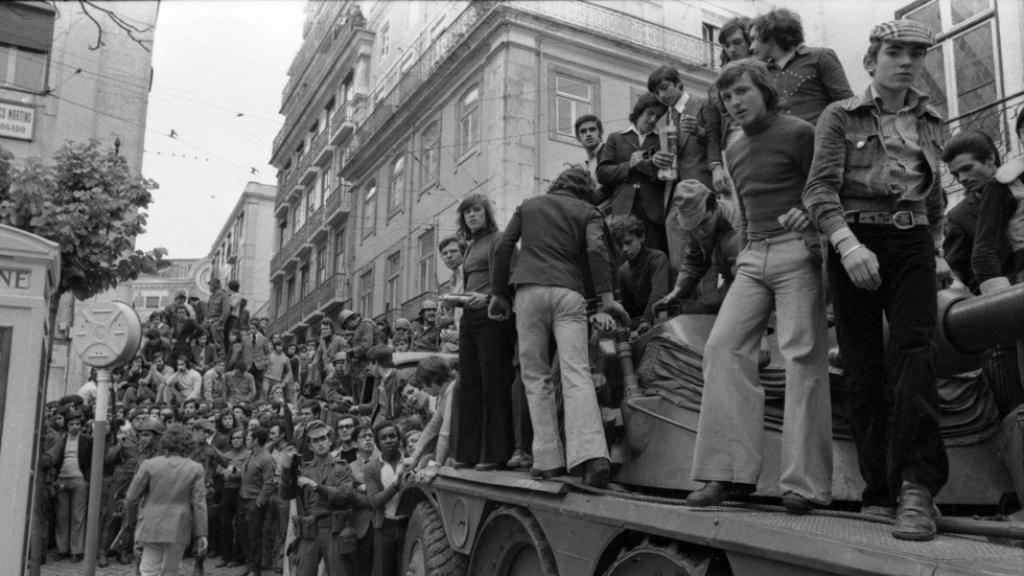 El pueblo portugués apoya el Movimiento de las Fuerzas Armadas (MFA). Foto: Museo Nacional Resistencia y Libertad