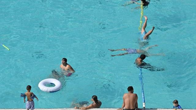 Imagen de archivo de un grupo de personas bañándose en una piscina de Barcelona.