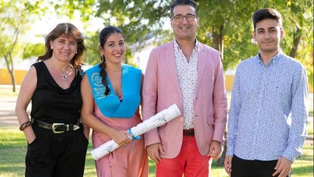 La joven fallecida junto a sus padres y hermano en una foto compartida por si padre.