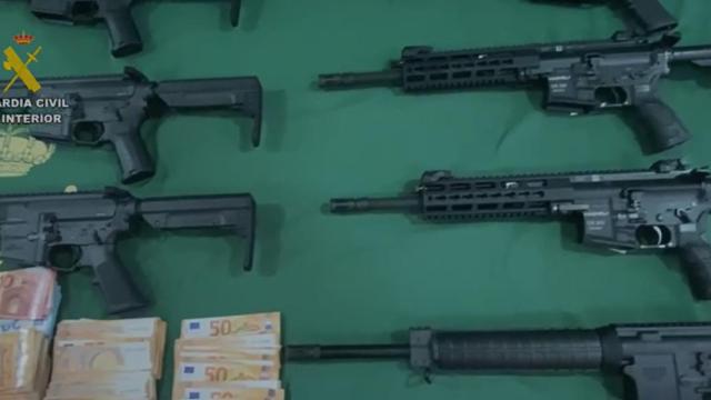 Algunas de las armas halladas en los registros y dinero en efectivo.