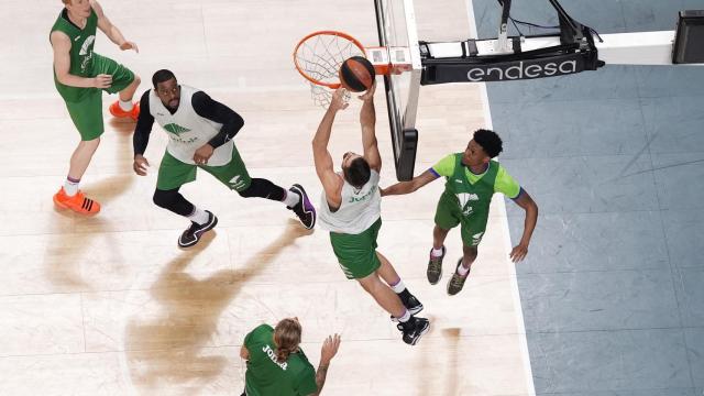 Los jugadores del Unicaja de Málaga durante un entrenamiento