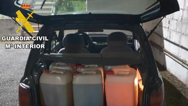 Garrafas con gasóleo incautadas por a Guardia Civil
