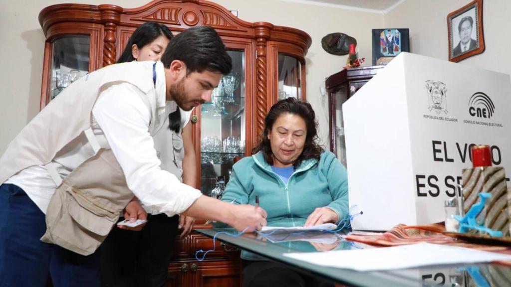 Ciudadanos ecuatorianos votan el referéndum convocado por el presidente Daniel Noboa sobre reformas en materia de seguridad, justicia y empleo