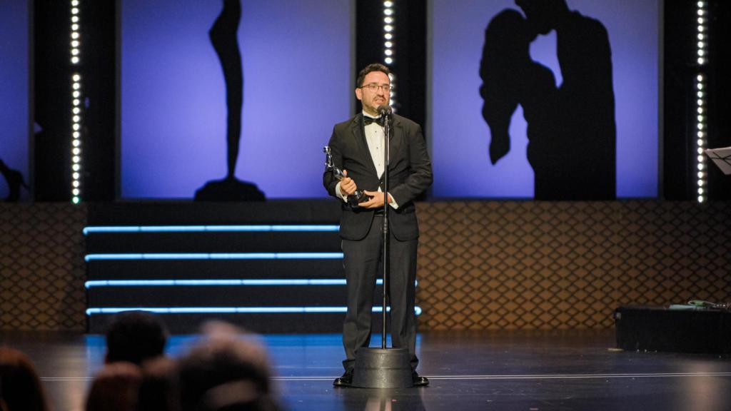 Juan Antonio Bayona recogiendo el Platino a la mejor dirección.