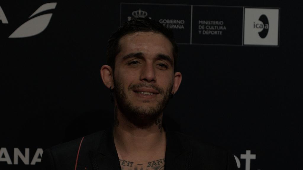 Víctor Elías en la alfombra roja de los 11 Premios Platino.