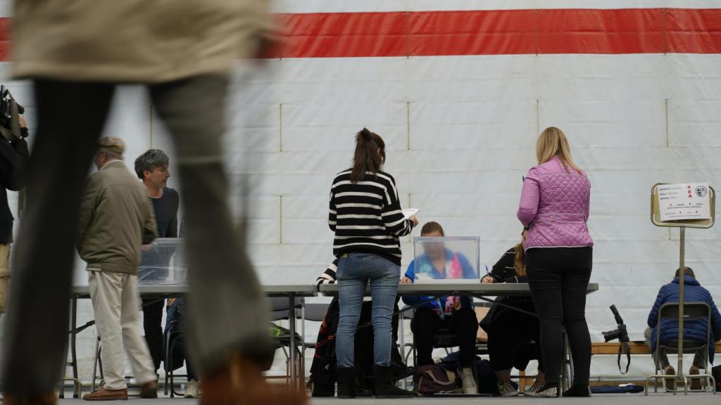 Ciudadanos acuden al centro cívico de Judizmendi de Vitoria-Gasteiz para ejercer su derecho al voto en las elecciones al Parlamento Vasco.