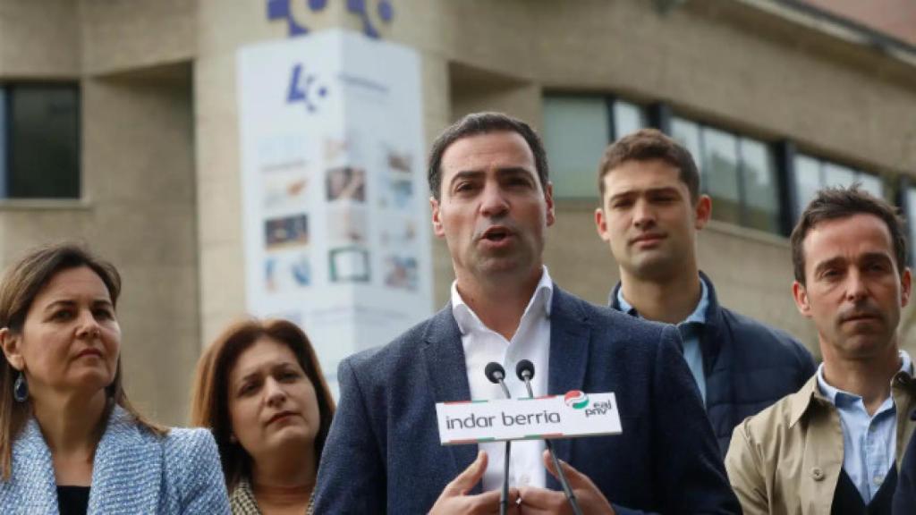 Imanol Pradales y otros cargos del PNV junto a un centro de Osakidetza