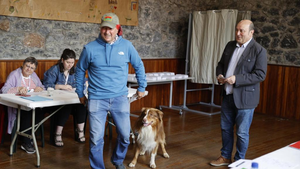 El presidente del PNV, Andoni Ortuzar (d) después de votar