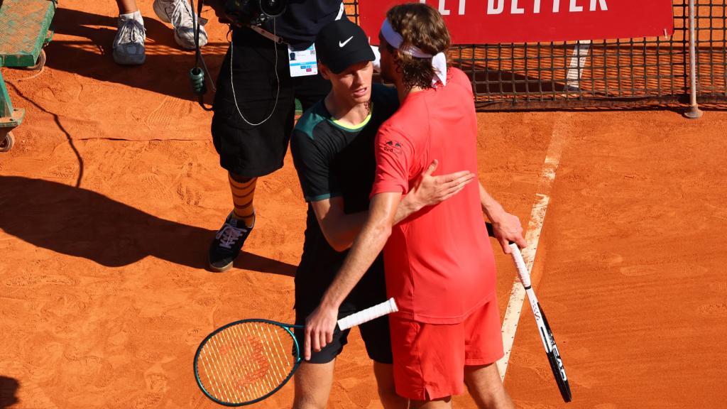 Sinner y Tsitsipas se abrazan en Montecarlo.
