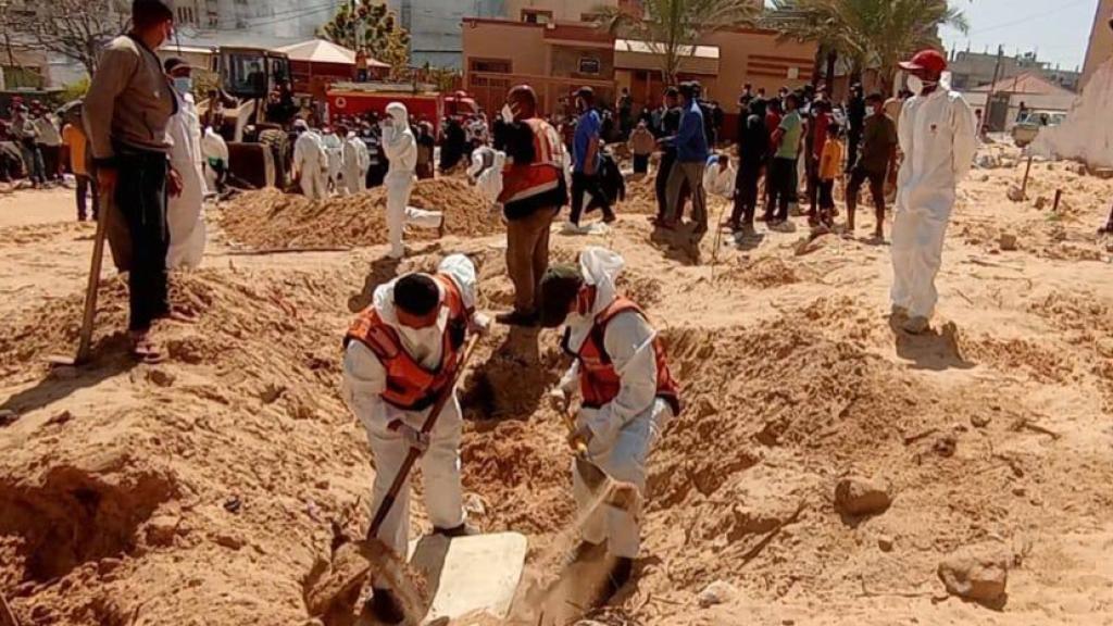 Una columna de humo se eleva en el lado libanés de la frontera entre Israel y Líbano después de un ataque israelí.