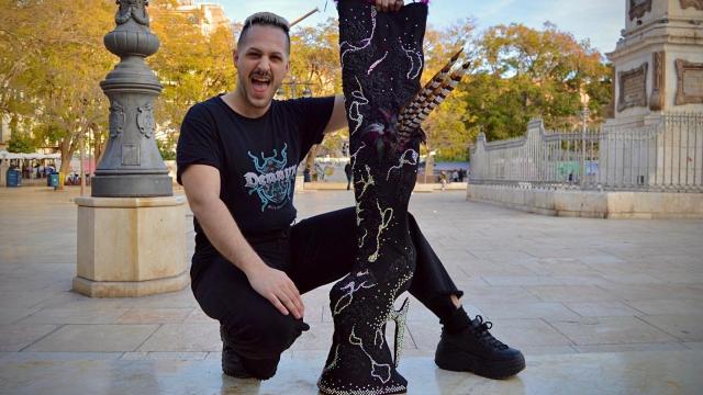 Salva posa con su bota, que lleva miles de piedras pegadas a mano.