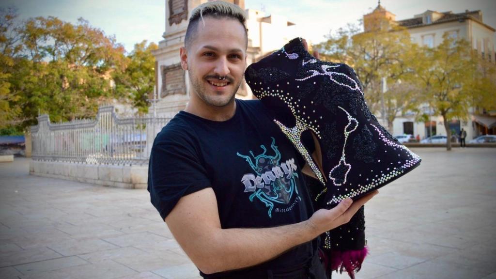 Salva posa con la bota.