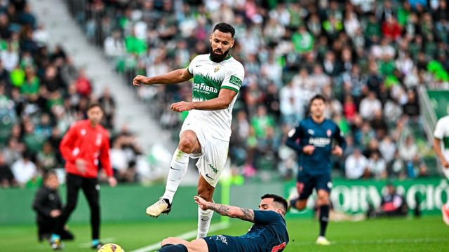 Mourad supera a un jugador del Sporting.