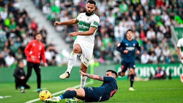 Mourad supera a un jugador del Sporting.