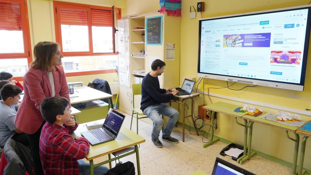 La consejera de Educación, Rocío Lucas, visita el colegio ‘Federico García Lorca’, donde ofrece datos sobre las últimas inversiones realizadas en tecnología por su departamento.