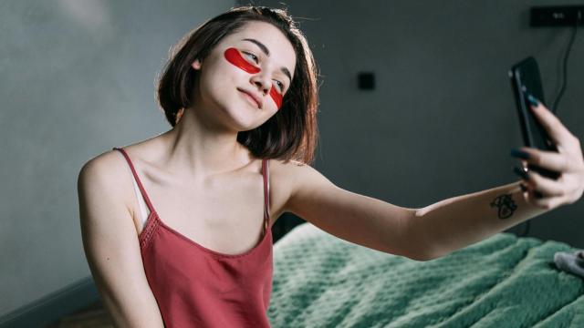 Una joven haciéndose una foto