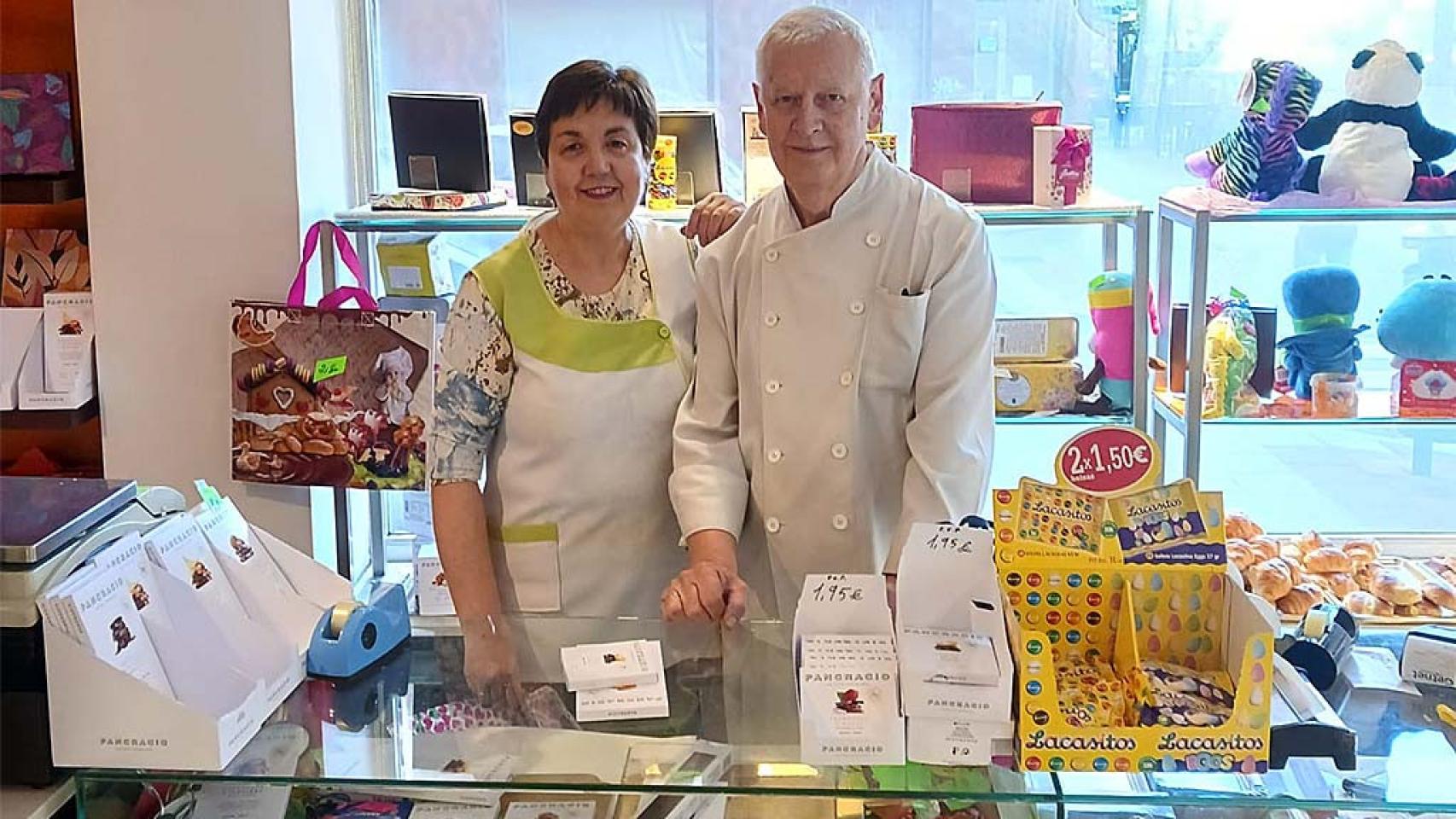 Javier y María Jesús en la Pastelería Chus de Valladolid