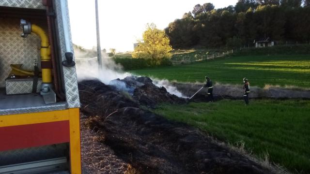 Los Bomberos de la Diputación de Valladolid sofocando uno de los fuegos