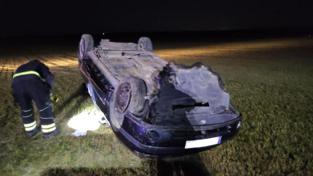 El estado del vehículo tras volcar en un camino de Valladolid