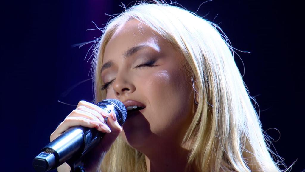 Ana Mena cantando en la 11ª edición de los Premios Platino.