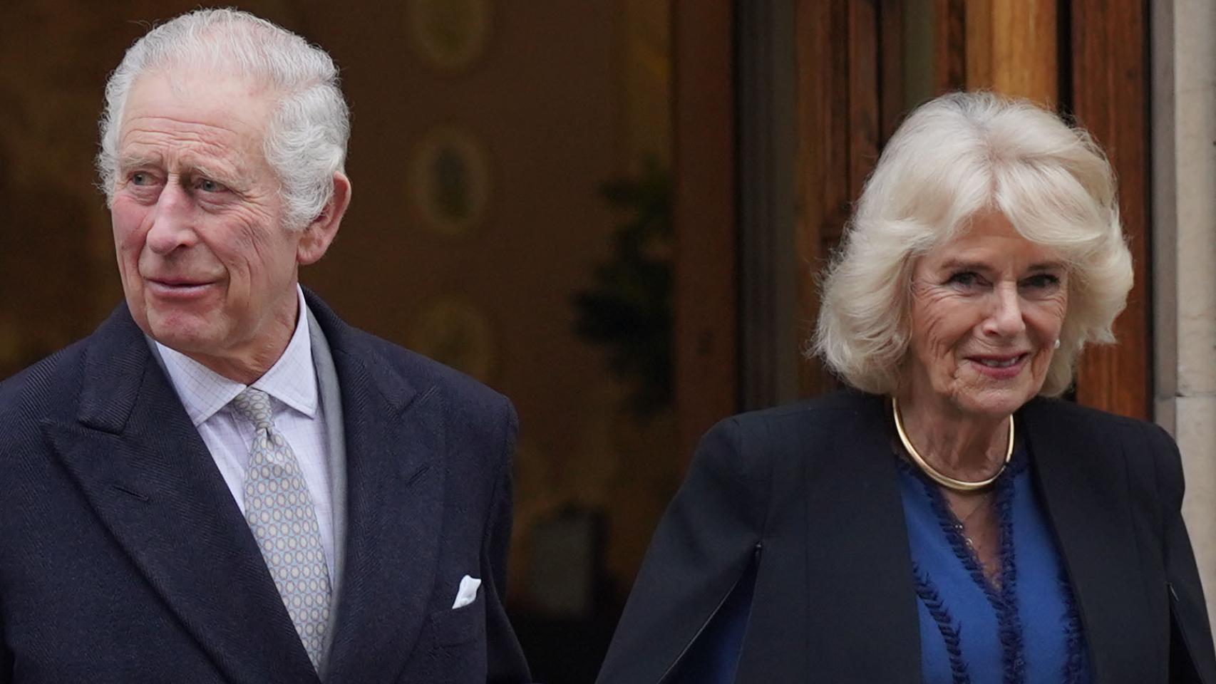 Carlos III y Camila saliendo del London Clinic el pasado enero.