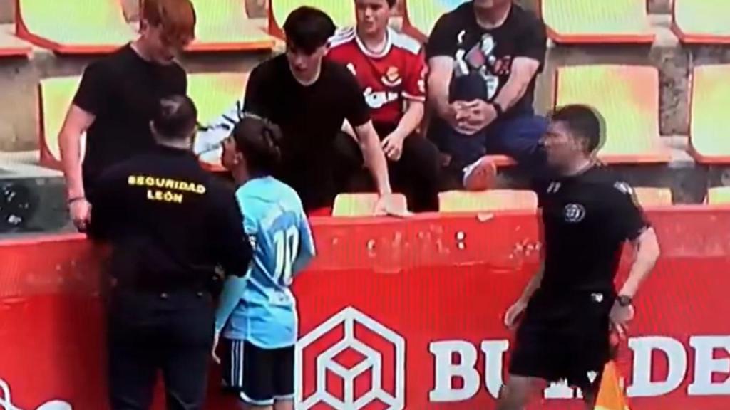 El jugador del Celta B se encara con un aficionado.