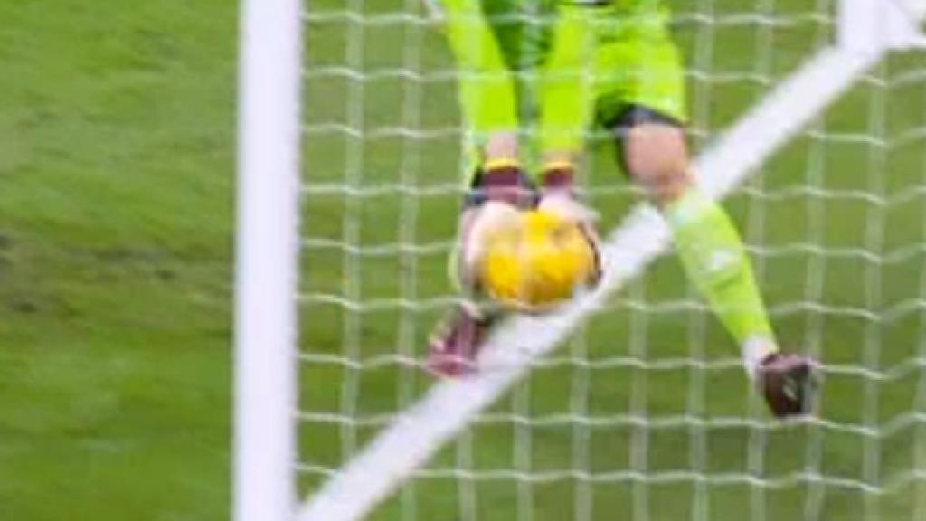 El VAR revisa un posible gol fantasma del FC Barcelona en El Clásico