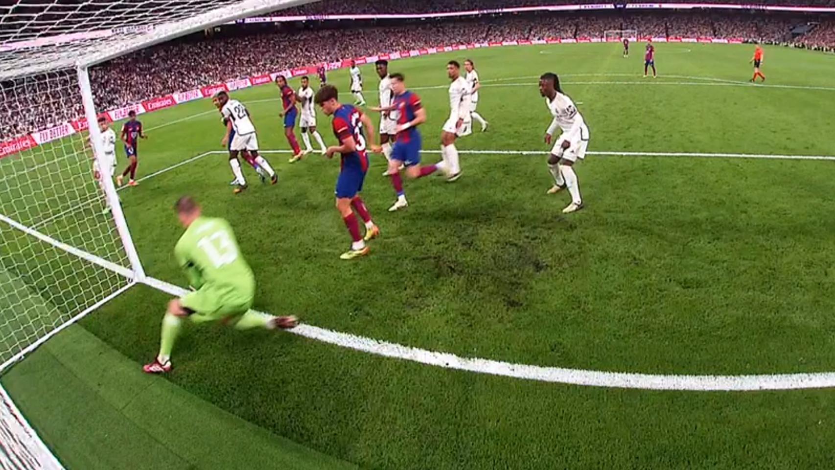 El VAR revisa un posible gol fantasma del FC Barcelona en El Clásico
