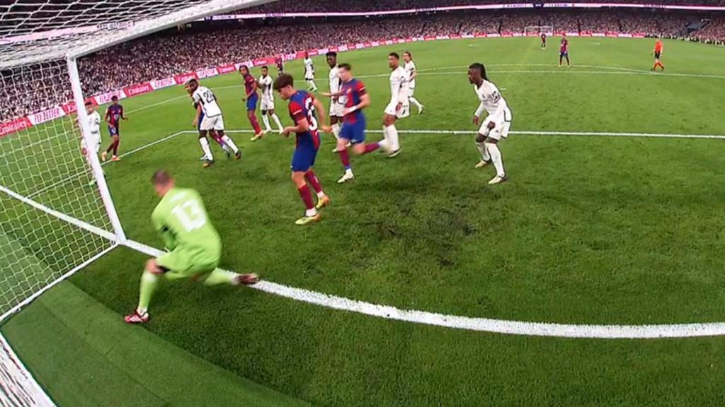 El VAR revisa un posible gol fantasma del FC Barcelona en El Clásico