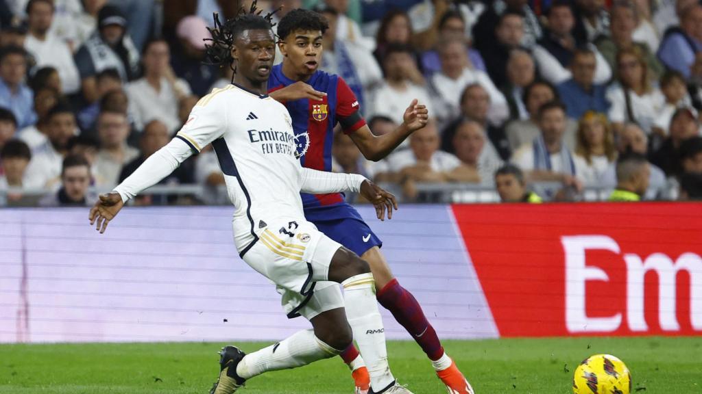 Camavinga pelea un balón con Lamine Yamal.