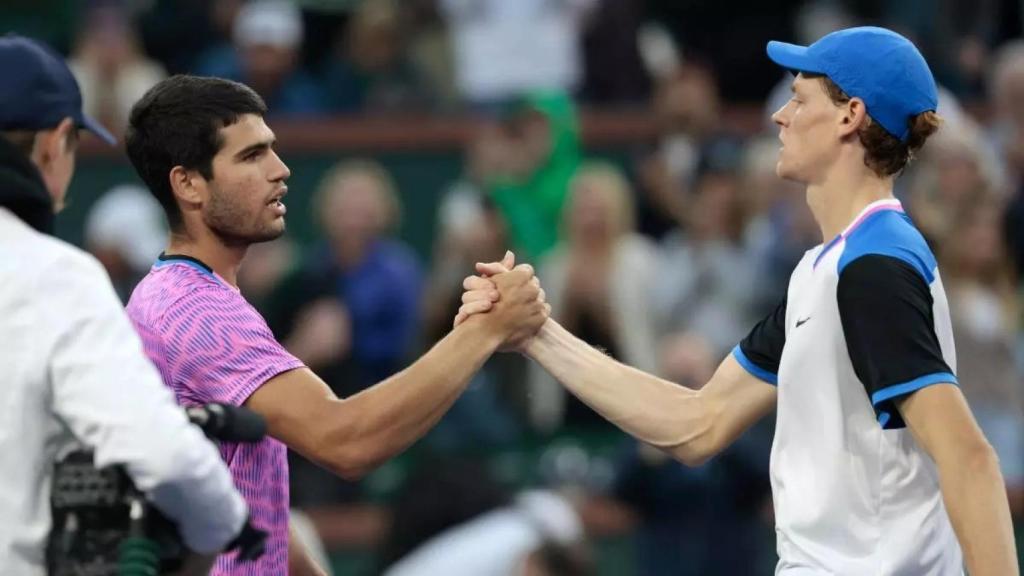 Carlos Alcaraz le choca la mano a Jannik Sinner.