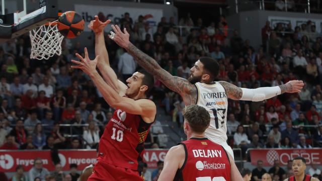 El pívot del Real Madrid Vincent Poirier (d) intenta taponar a Dejan Kravic, del Casademont Zaragoza.