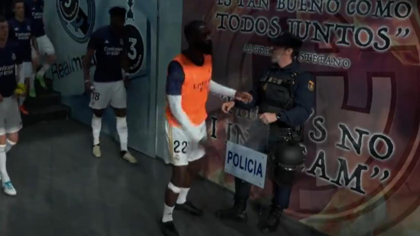 Antonio Rüdiger, en el túnel de vestuarios, bromea con un policía.