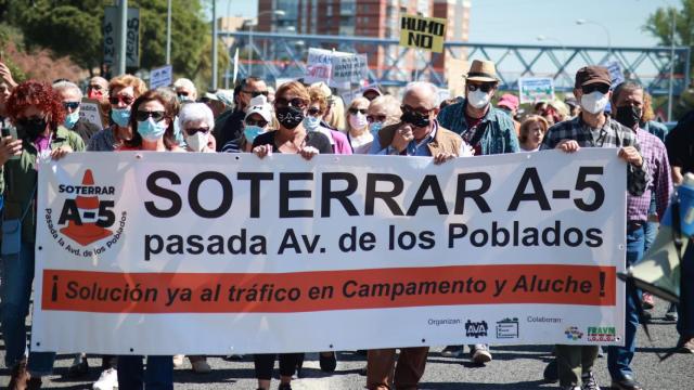 Cientos de vecinos de Aluche y Campamento exigen soterrar la A-5 hasta la avenida de los Poblados: Se trata del futuro de Madrid