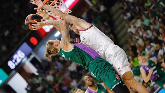 Dylan Osetkowski durante el Unicaja vs. Baskonia de la ACB