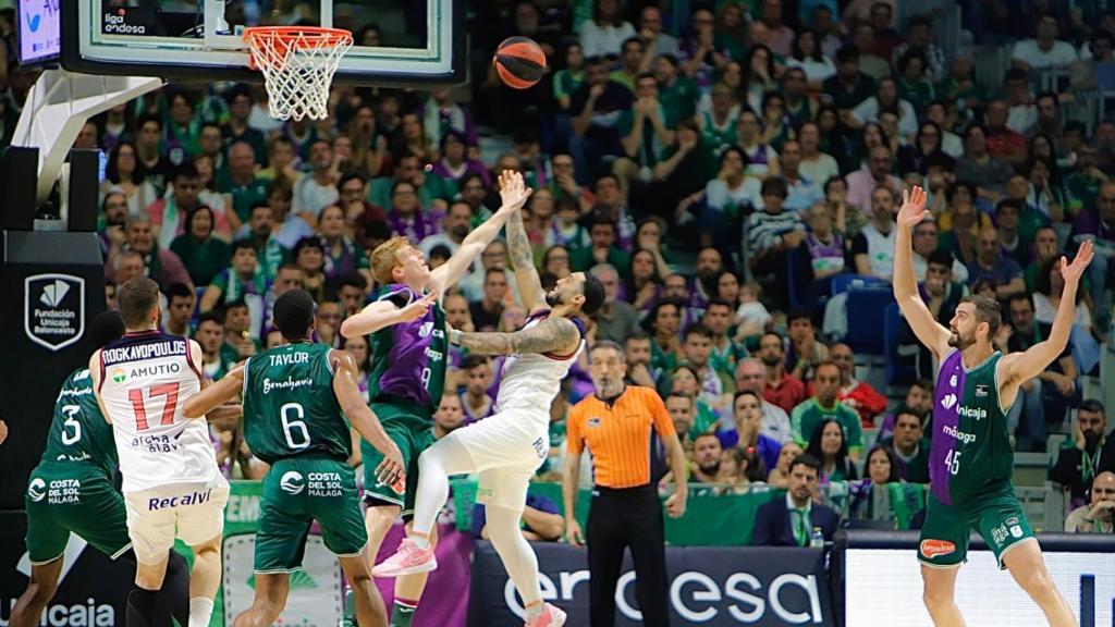 Un lance del Unicaja vs. Baskonia.