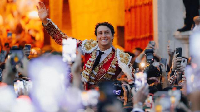 Roca Rey sale por la Puerta del Príncipe de Sevilla.