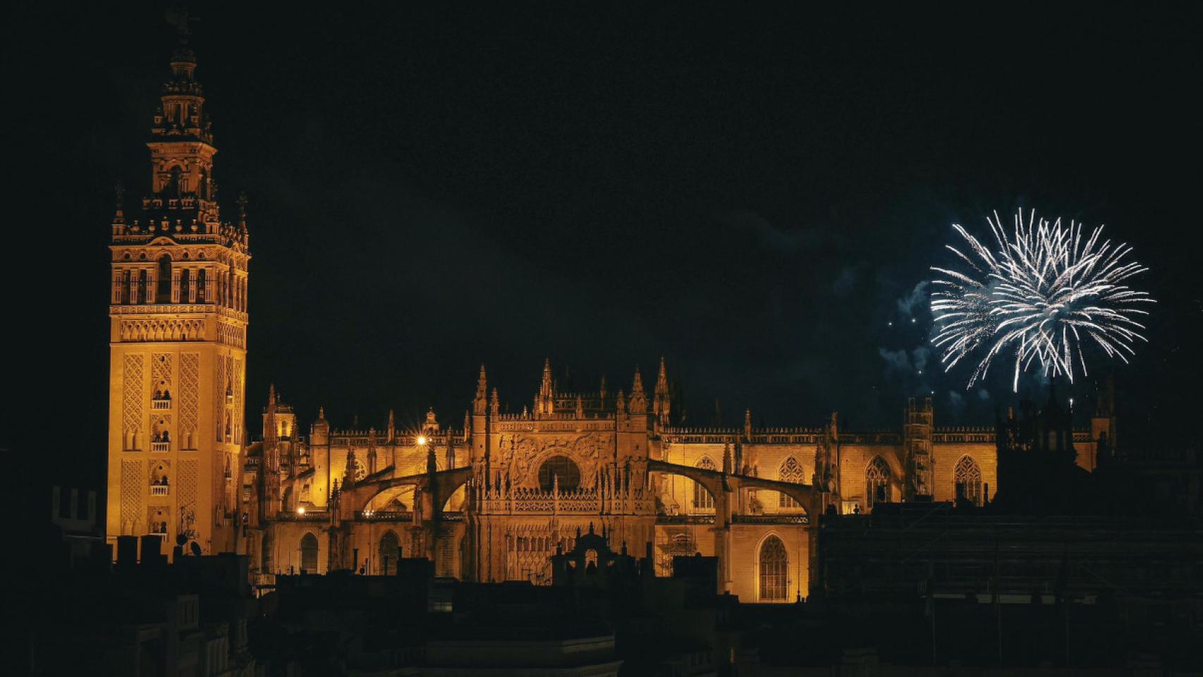 Fuegos sobre la Catedral este sábado.