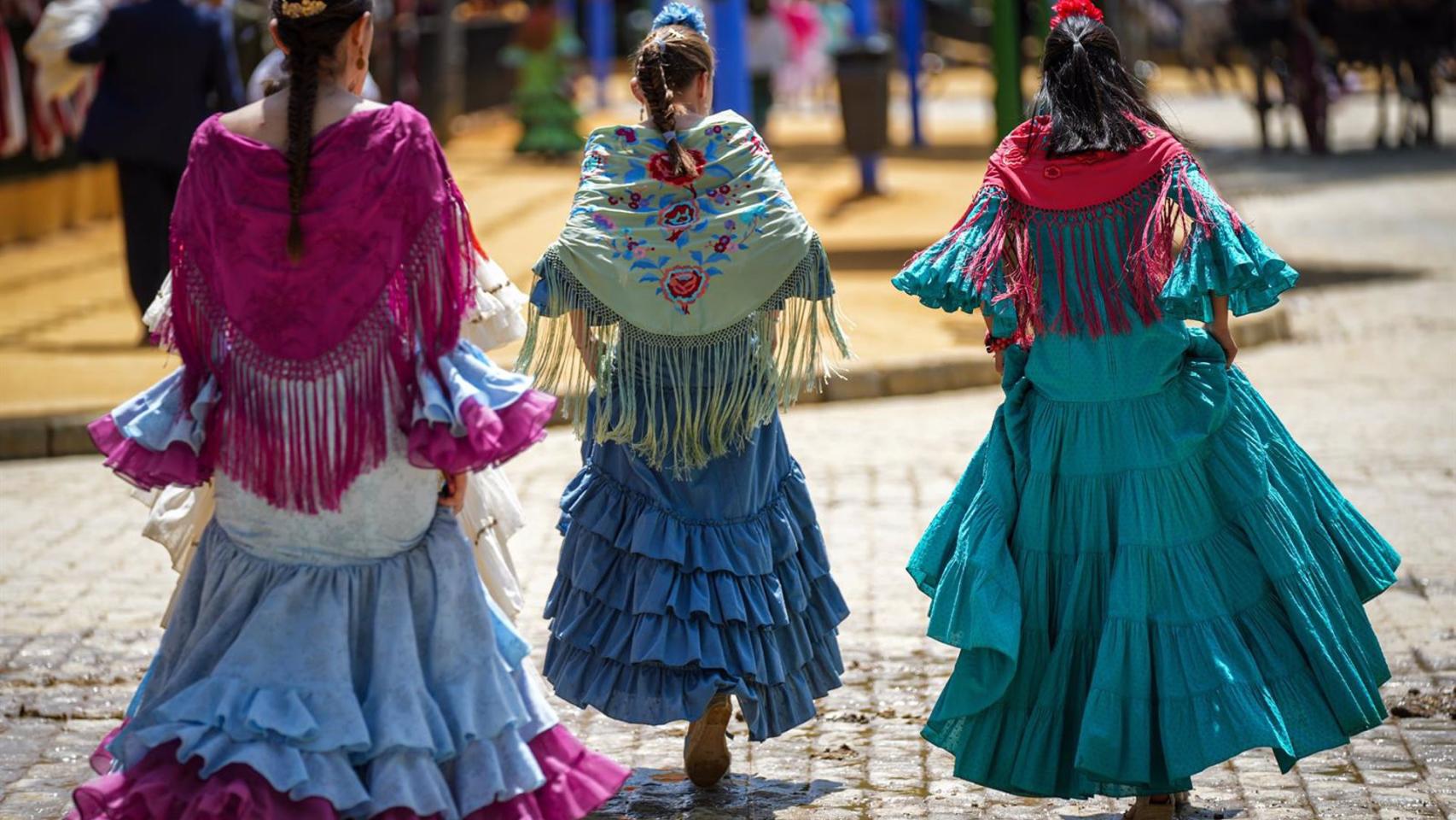 Flamencas por el Real de la Feria.