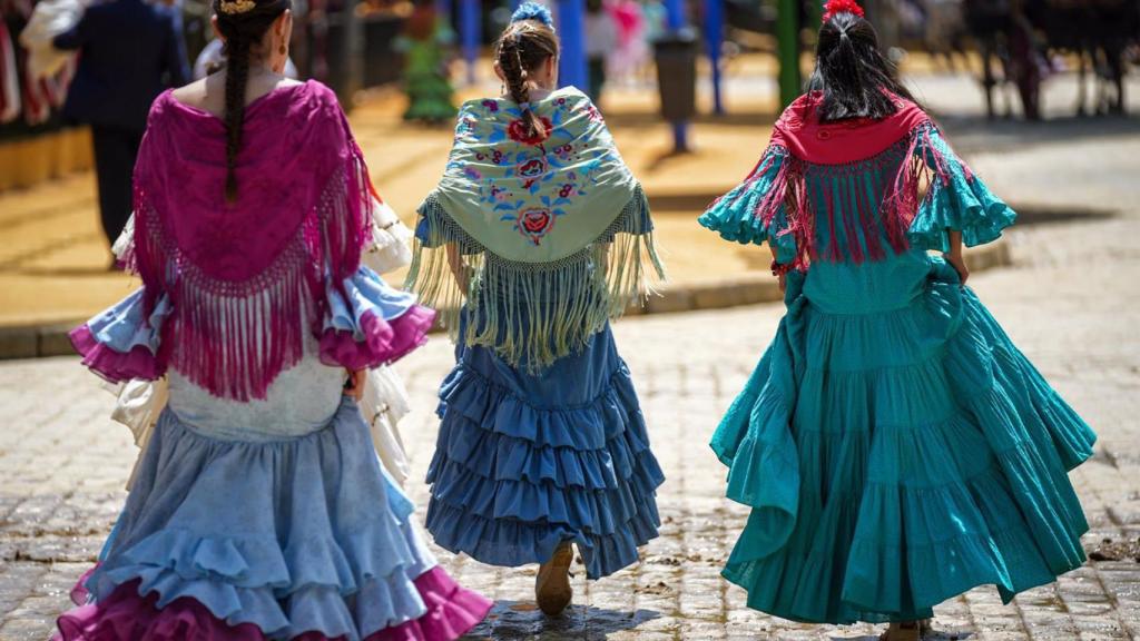 Flamencas por el Real de la Feria.
