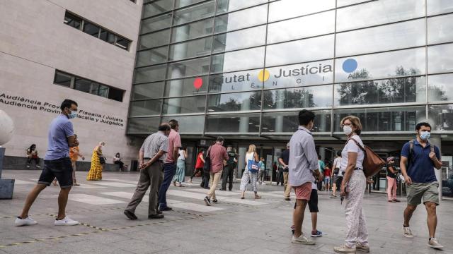 Ciudadanos en la puerta de entrada de la Ciudad de la Justicia de Valencia. Europa Press / Rober Solsona