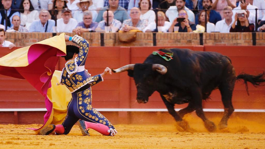 Esaú Fernández recibe al sexto en la puerta de toriles de la Maestranza.