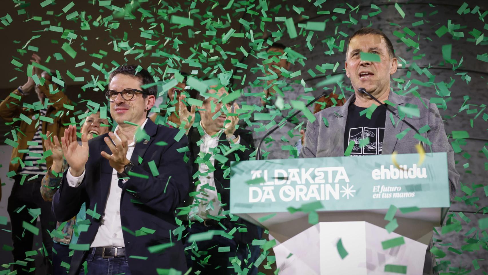 Pello Otxandiano y Arnaldo Otegi, en la noche electoral