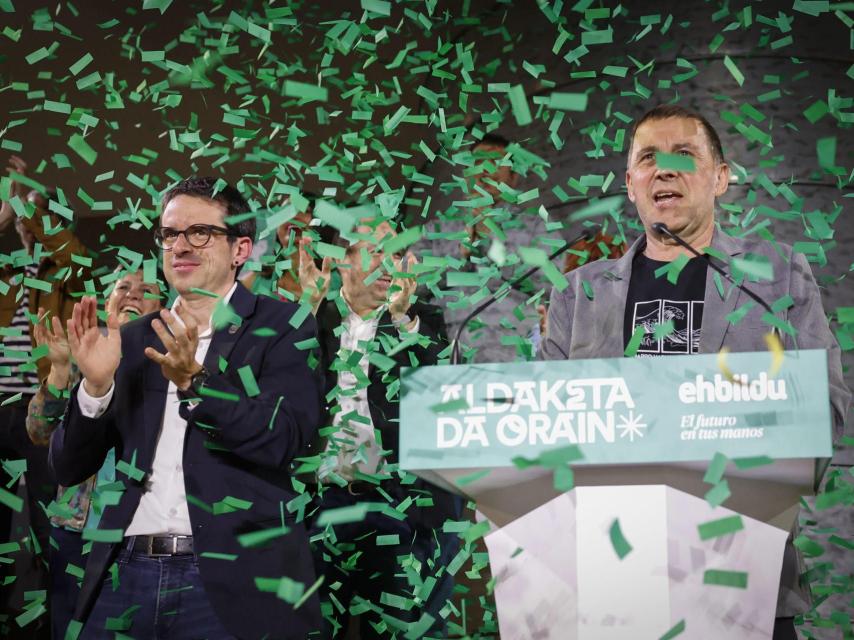 Pello Otxandiano y Arnaldo Otegi, en la noche electoral.